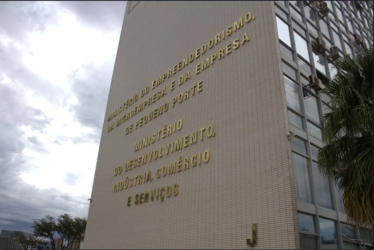 Exame nacional amplia acesso à certificação de tradutores e intérpretes públicos em todo o país